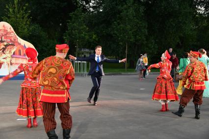 Москва. Выпускник школы на выпускном вечере в Парке Горького.