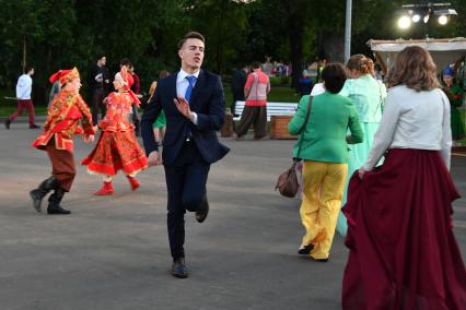 Москва. Выпускник школы на выпускном вечере в Парке Горького.