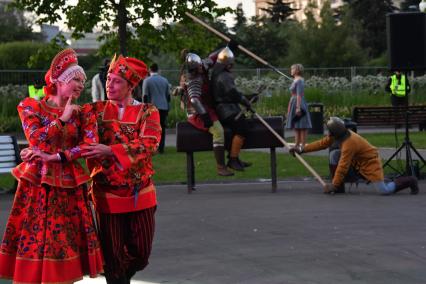 Москва. На выпускном вечере в Парке Горького.