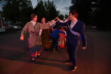 Москва. Выпускники школ во время гуляний в Парке Горького.