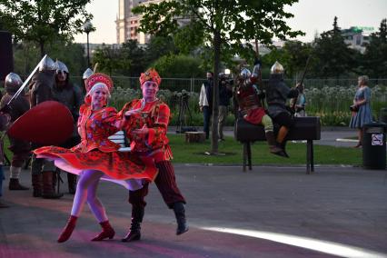 Москва. На выпускном вечере в Парке Горького.