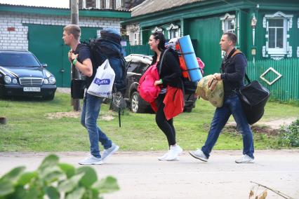 Нижегородская область, п. Большое Козино. Молодые люди перед перед  фестивалем электронной музыки и современных технологий Alfa Future People.