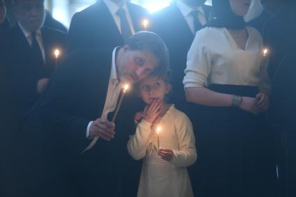 Москва. Сын Ильи Глазунова Иван (справа) в Елоховском соборе во время отпевания художника Ильи Глазунова.