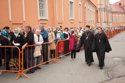 Санкт-Петербург. Верующие в очереди к мощам святителя Николая Чудотворца у Свято-Троицкого собора Александро-Невской Лавры.