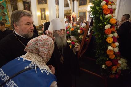 Санкт-Петербург.  Митрополит Владимир (второй слева) во время литургии по случаю прибытия ковчега с частицей мощей святителя Николая Чудотворца в Свято-Троицком соборе Александро-Невской Лавры.