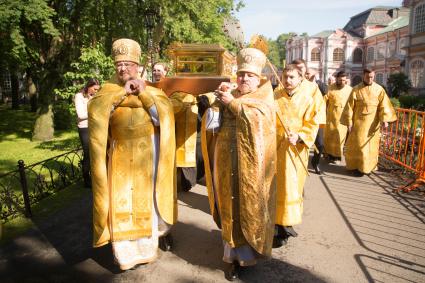 Санкт-Петербург.  Священнослужители несут ковчег с мощами святителя Николая Чудотворца в Свято-Троицкий собор Александро-Невской лавры.