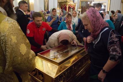 Санкт-Петербург.  Верующие у ковчега с частицей мощей святителя Николая Чудотворца во время литургии в Свято-Троицком соборе Александро-Невской Лавры.