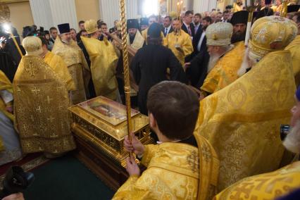 Санкт-Петербург. Богослужение в Свято-Троицком соборе Александро-Невской лавры, куда доставили ковчег с мощами святителя Николая Чудотворца.