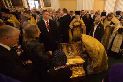 Санкт-Петербург. Богослужение в Свято-Троицком соборе Александро-Невской лавры, куда доставили ковчег с мощами святителя Николая Чудотворца.