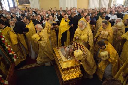 Санкт-Петербург. Богослужение в Свято-Троицком соборе Александро-Невской лавры, куда доставили ковчег с мощами святителя Николая Чудотворца.