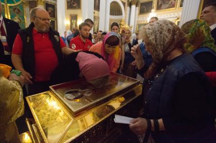 Санкт-Петербург.  Верующие у ковчега с частицей мощей святителя Николая Чудотворца во время литургии в Свято-Троицком соборе Александро-Невской Лавры.