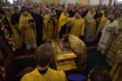 Санкт-Петербург. Богослужение в Свято-Троицком соборе Александро-Невской лавры, куда доставили ковчег с мощами святителя Николая Чудотворца.