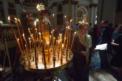 Санкт-Петербург.  Богослужение в Свято-Троицком соборе Александро-Невской лавры, куда доставили ковчег с мощами святителя Николая Чудотворца.