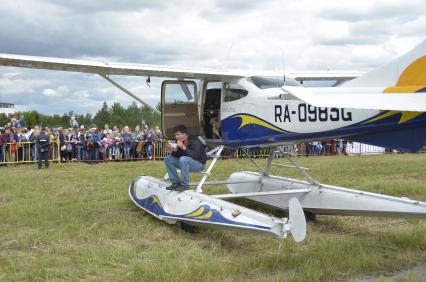 Тула.  Самолет Cessna 182 Skylane  во время V чемпионата мира по самолетному спорту на аэродроме `Клоково`.