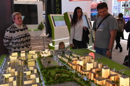 Москва. Посетители рассматривают макет условного микрорайона на Московском урбанистическом форуме , который прошел на ВДНХ.