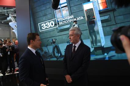 Москва. Мэр Москвы Сергей Собянин ( справа), заместитель мэра и руководитель департамента транспорта Максим Ликсутов ( слева) на Московском урбанистическом форуме , который прошел на ВДНХ.