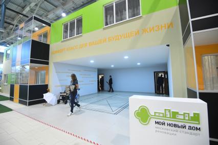 Москва. Посетители осматривают стенд с шоу-румом квартир , предлагаемых москвичам в рамках реновации жилья на Московском урбанистическом форуме , который прошел на ВДНХ.