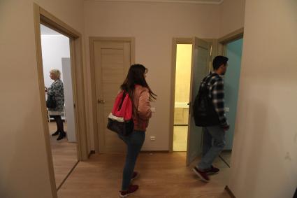 Москва. Посетители осматривают стенд с шоу-румом квартир , предлагаемых москвичам в рамках реновации жилья на Московском урбанистическом форуме , который прошел на ВДНХ.