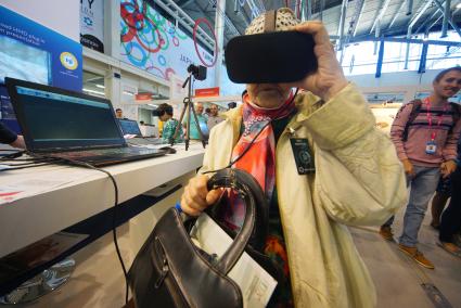 Екатеринбург. Посетительница международной промышленной выставки \'Иннопром-2017 \' в очках виртуальной реальности.