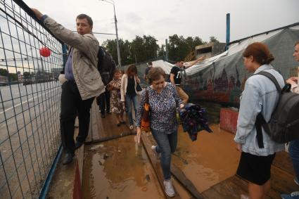 Москва. Последствия сильного дождя возле метро `Динамо`.