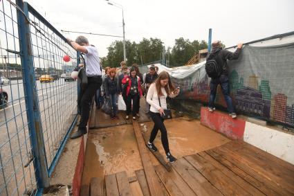 Москва. Последствия сильного дождя возле метро `Динамо`.