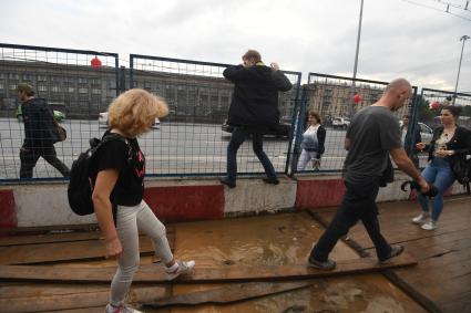 Москва. Последствия сильного дождя возле метро `Динамо`.