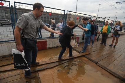 Москва. Последствия сильного дождя возле метро `Динамо`.