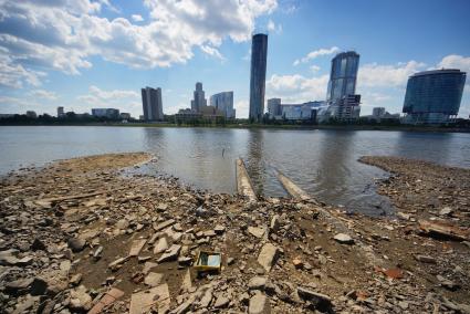 Екатеринбург. Дно городского пруда обмелевшего из-за сброса воды