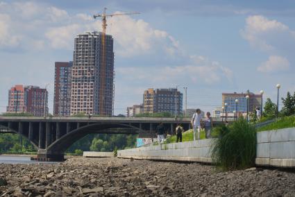 Екатеринбург. Набережная городского пруда с  обмелевшим дном из-за сброса воды