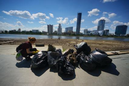 Екатеринбург.Мусор собранный с дна городского пруда обмелевших из-за сброса воды