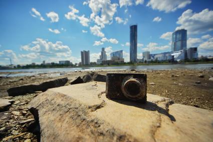 Екатеринбург. Фотоаппарат найденный волонтерами в  ходе сбора мусора с берегов городского пруда обмелевших из-за сброса воды