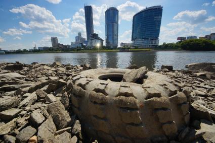 Екатеринбург. Покрышка на дне городского пруда обмелевшего из-за сброса воды