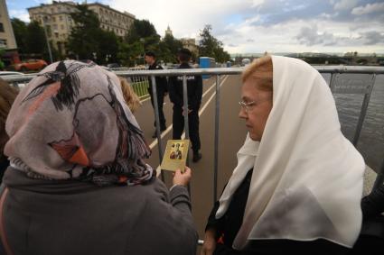 Москва. Член Совета Федерации Елена Мизулина в очереди к мощам Николая Чудотворца  в Храм Христа Спасителя.