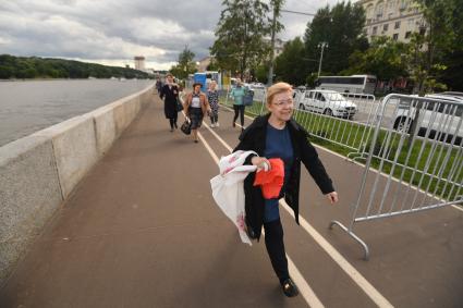 Москва. Член Совета Федерации Елена Мизулина в очереди к мощам Николая Чудотворца  в Храм Христа Спасителя.