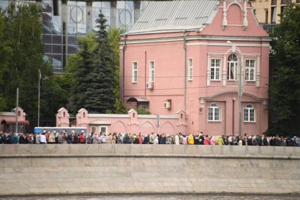 Москва. Очередь к мощам Николая Чудотворца  в Храм Христа Спасителя.