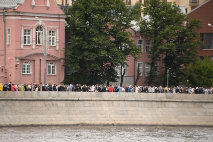 Москва. Очередь к мощам Николая Чудотворца  в Храм Христа Спасителя.