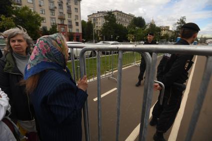 Москва. Женщины в очереди к мощам Николая Чудотворца  в Храм Христа Спасителя.