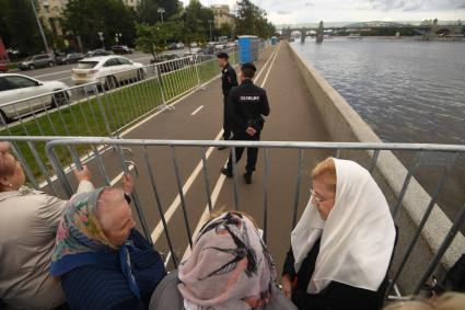 Москва. Член Совета Федерации Елена Мизулина в очереди к мощам Николая Чудотворца  в Храм Христа Спасителя.