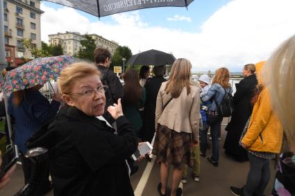 Москва. Член Совета Федерации Елена Мизулина в очереди к мощам Николая Чудотворца  в Храм Христа Спасителя.