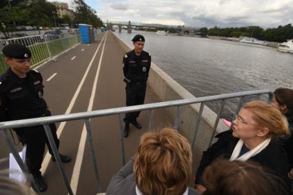 Москва. Член Совета Федерации Елена Мизулина в очереди к мощам Николая Чудотворца  в Храм Христа Спасителя.