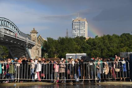 Москва. Очередь к мощам Николая Чудотворца  в Храм Христа Спасителя.