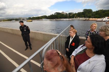 Москва. Член Совета Федерации Елена Мизулина в очереди к мощам Николая Чудотворца  в Храм Христа Спасителя.