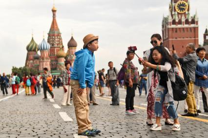 Москва.  Китайские туристы на Красной площади.