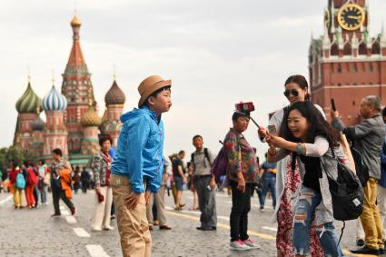 Москва.  Китайские туристы на Красной площади.