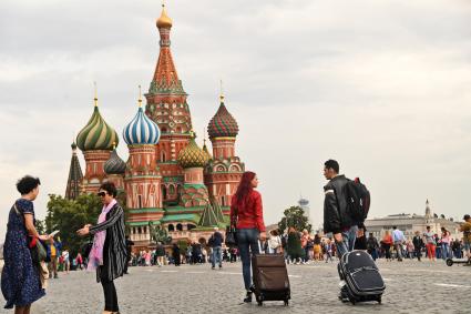 Москва.  Туристы на Красной площади.