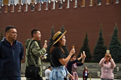 Москва.  Китайские туристы на Красной площади.