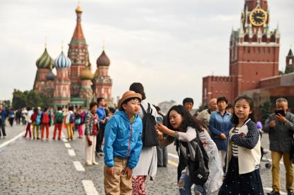 Москва.  Китайские туристы на Красной площади.