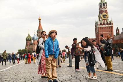 Москва.  Китайские туристы на Красной площади.