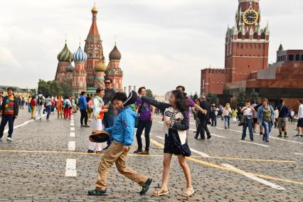 Москва.  Китайские туристы на Красной площади.