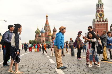 Москва.  Китайские туристы на Красной площади.